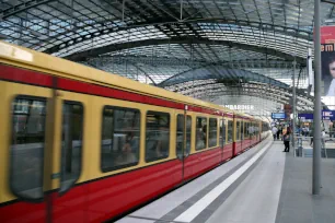 S-bahn at the Hauptbahnhof in Berlin