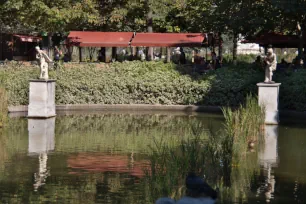 Pond with the statues of Hippomenes and Atalante, Tuileries, Paris