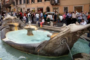 Fontana della Barcaccia, Piazza di Spagna